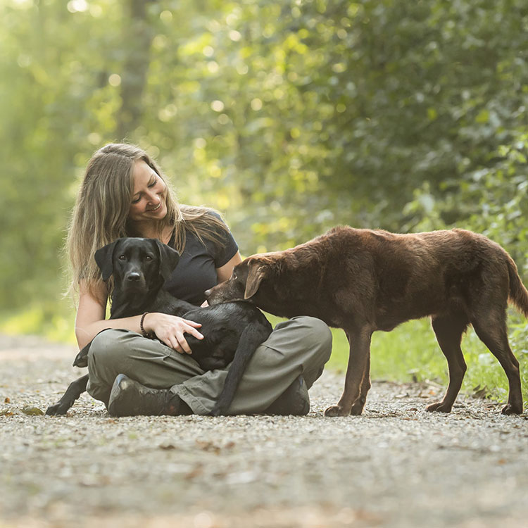 Hundetrainerin Chrissy Zeh mit ihren Labrador-Hunden Mayla und Cleo
