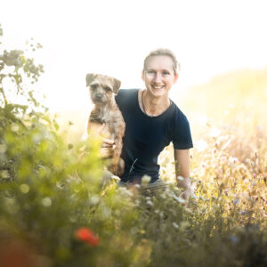Hundetrainerin Katha Ortmann mit ihrem Borderterrier