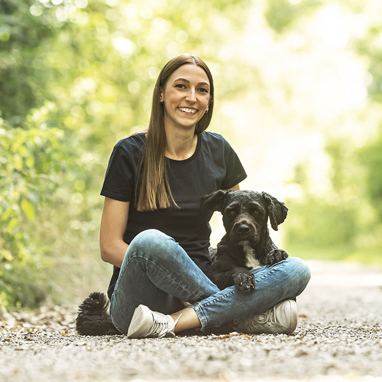 Hundetrainerin Pia Kusterer mit ihrem Mischling