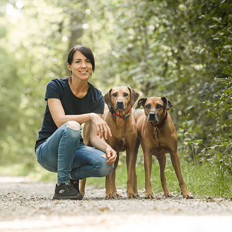Hundetrainerin Sarah Walser mit ihren Ridgeback Hunden
