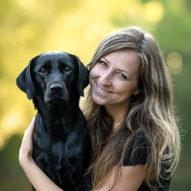 Hundetrainer Chrissy Zeh mit Labrador Cleo Blickkontakt in die Kamera