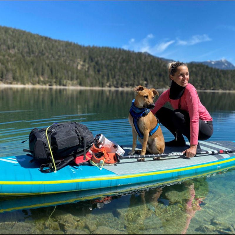 Jule von Wannasup mit Hund auf dem Stand Up Paddle Jule von Wannasup mit Hund auf dem Stand Up Paddle