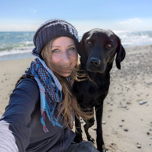 Chrissy Zeh meintraumhund.de Hundetrainerin mit Labrador Mayla und Cleo